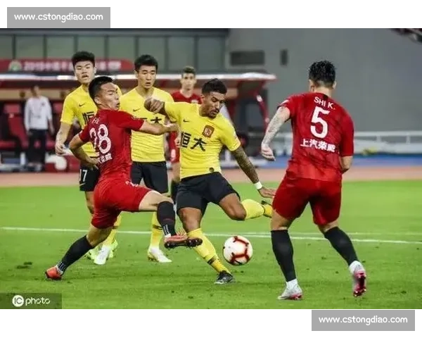 中超巅峰对决：广州恒大与上海上港激烈交锋全场精彩进球与战术回顾集锦